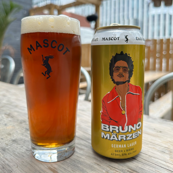 Glass full of Bruno Märzen Lager - Mascot Brewery next to the beer can